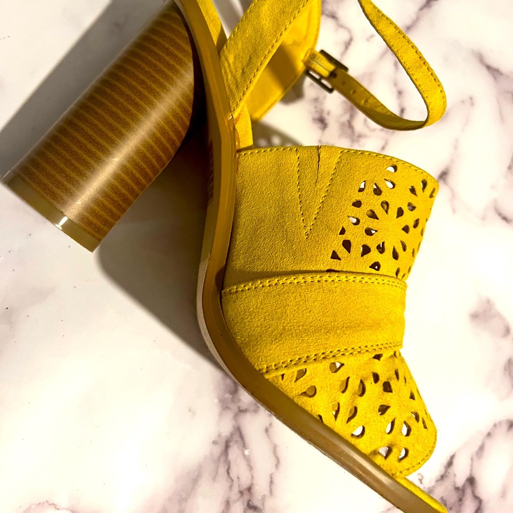 Yellow round 4in chunk heel sandals